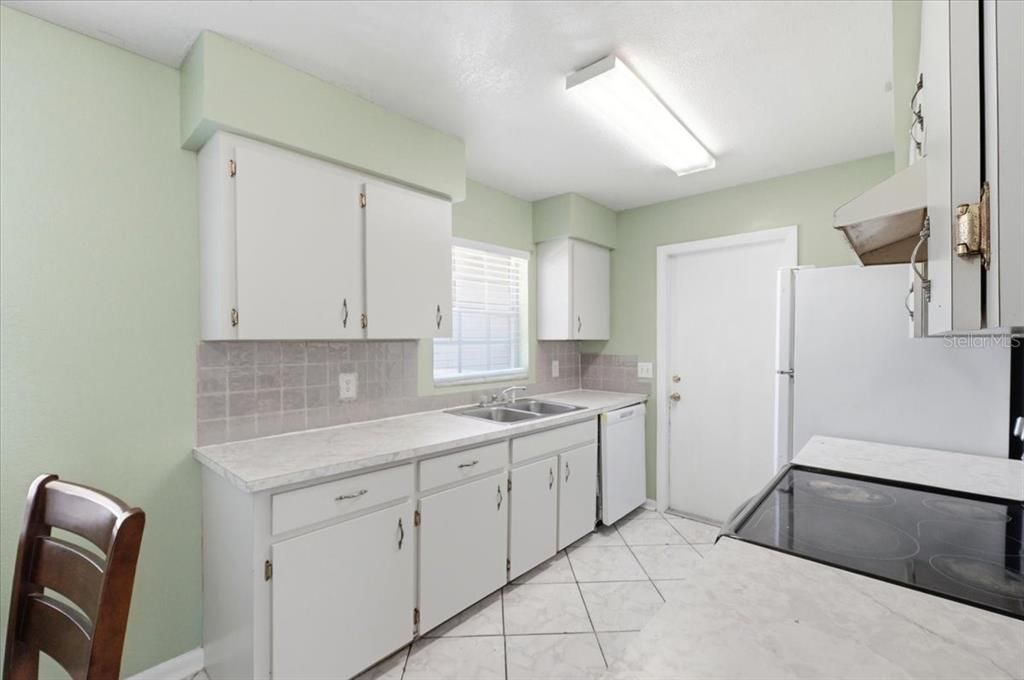 Active With Contract: $225,000 (3 beds, 2 baths, 1018 Square Feet)