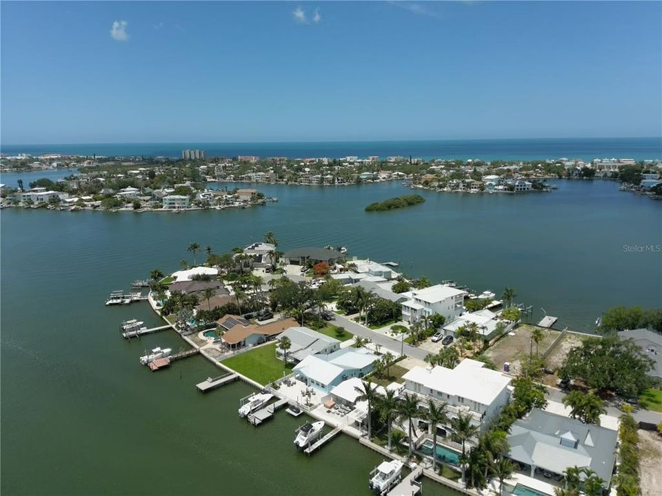 For Sale: $1,279,000 (2 beds, 2 baths, 1107 Square Feet)