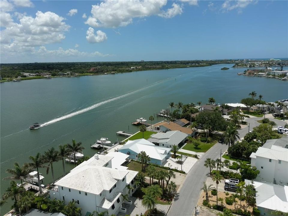 For Sale: $1,279,000 (2 beds, 2 baths, 1107 Square Feet)