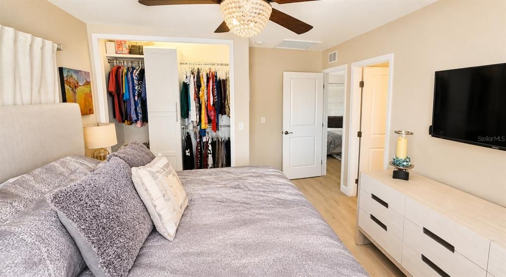 For Sale: $1,279,000 (2 beds, 2 baths, 1107 Square Feet)