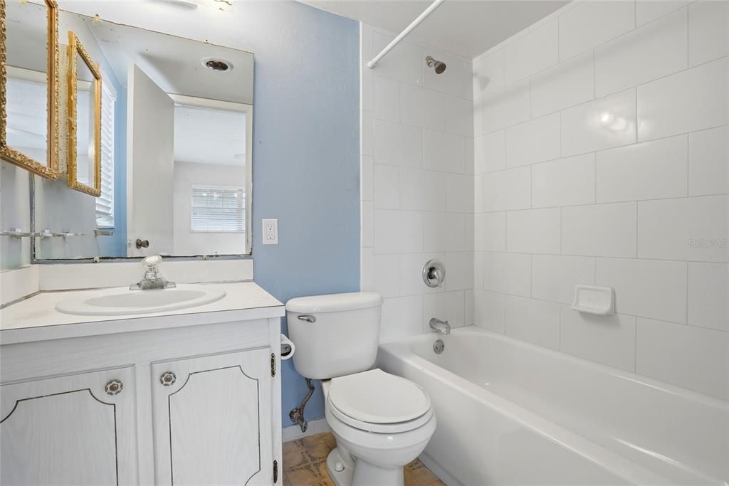 For Sale: $120,000 (1 beds, 1 baths, 710 Square Feet)