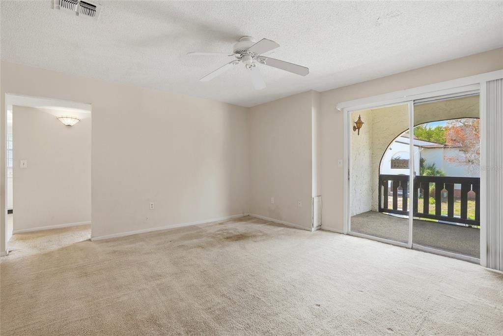 For Sale: $120,000 (1 beds, 1 baths, 710 Square Feet)