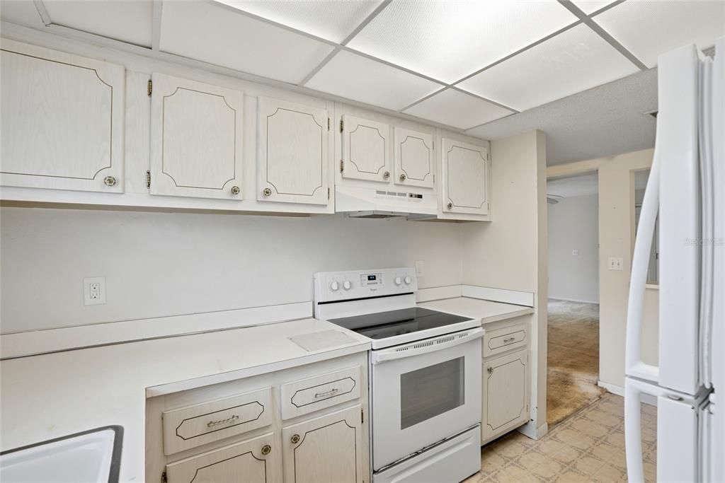 For Sale: $120,000 (1 beds, 1 baths, 710 Square Feet)