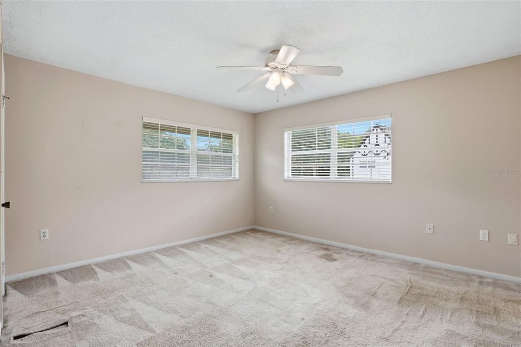 For Sale: $120,000 (1 beds, 1 baths, 710 Square Feet)