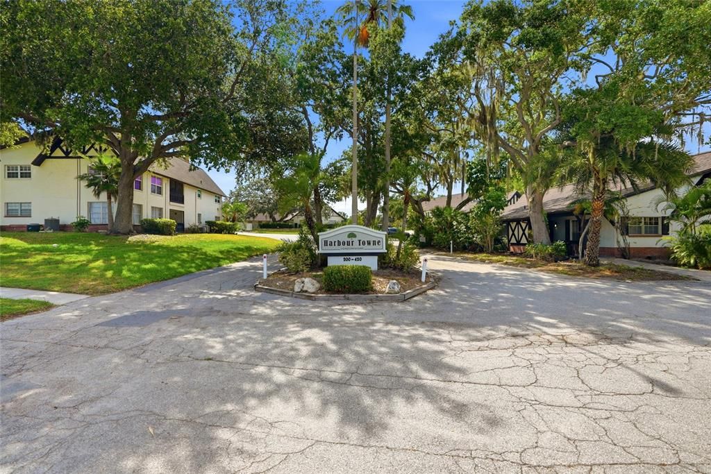 For Sale: $120,000 (1 beds, 1 baths, 710 Square Feet)