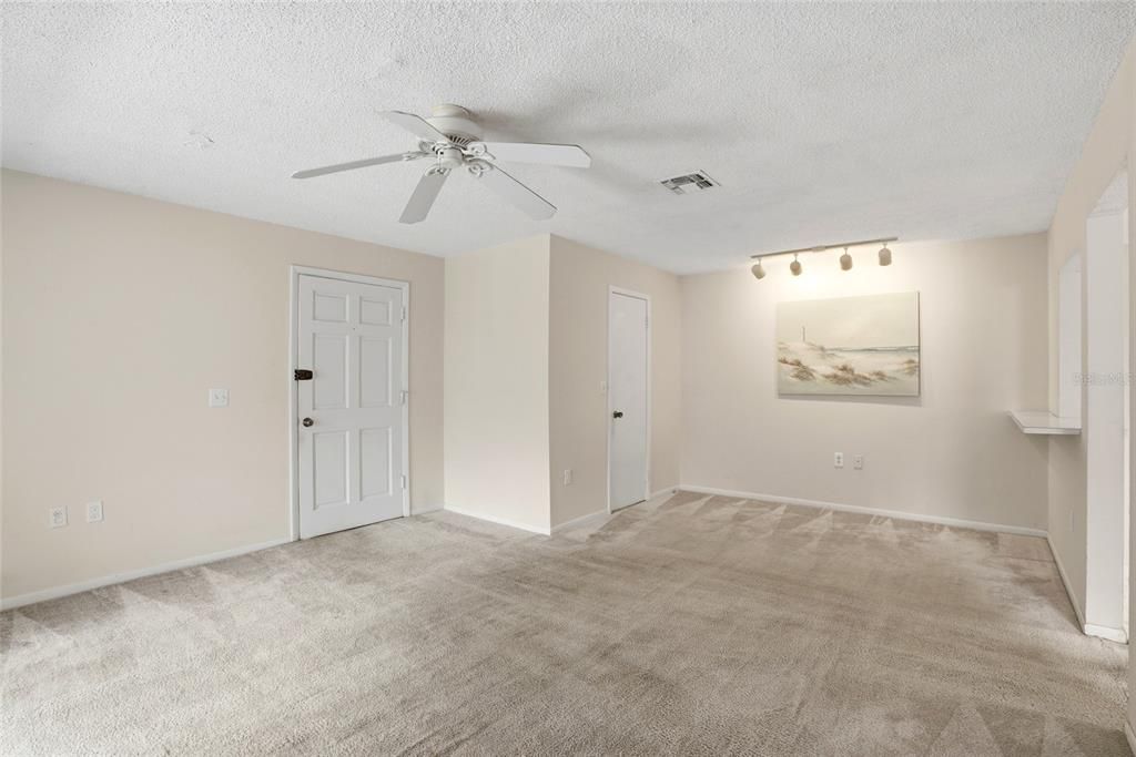 For Sale: $120,000 (1 beds, 1 baths, 710 Square Feet)