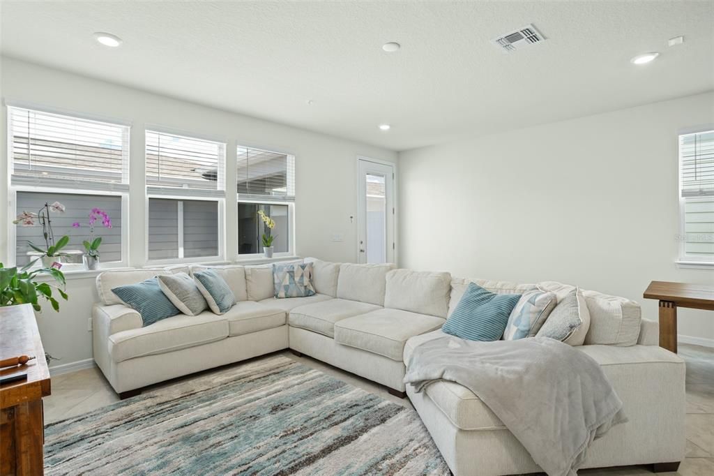 Active With Contract: $2,900 (4 beds, 3 baths, 1809 Square Feet)
