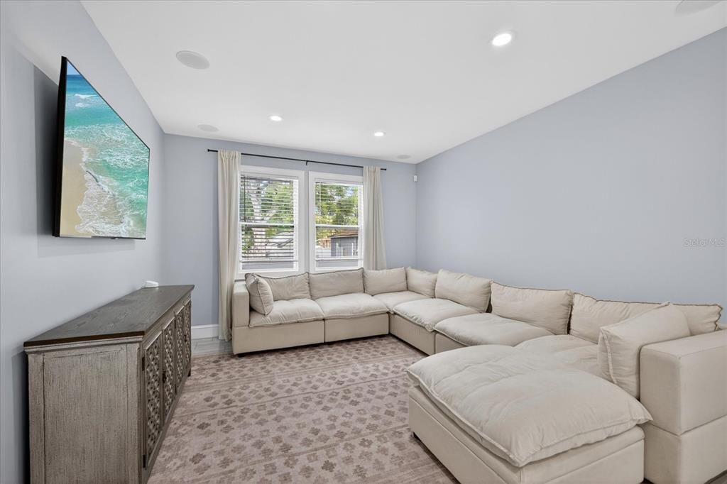 En Venta: $925,000 (4 camas, 3 baños, 2370 Pies cuadrados)