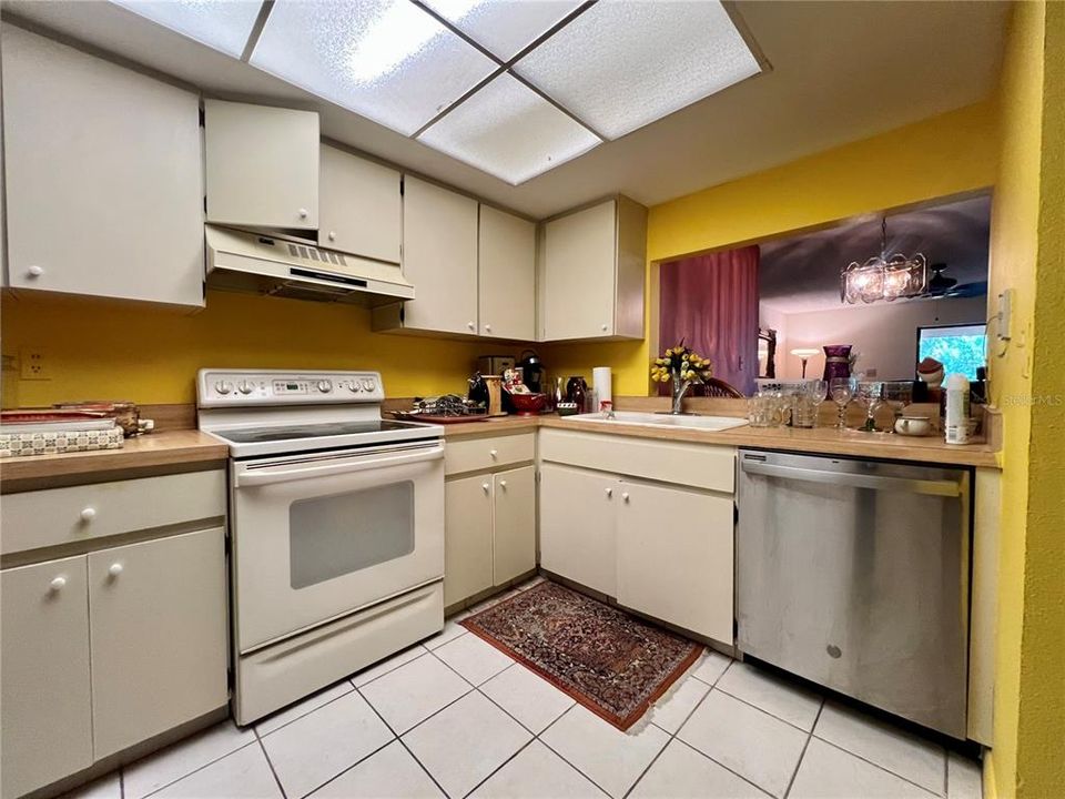 На продажу: $124,900 (2 спален, 2 ванн, 1070 Квадратных фут)