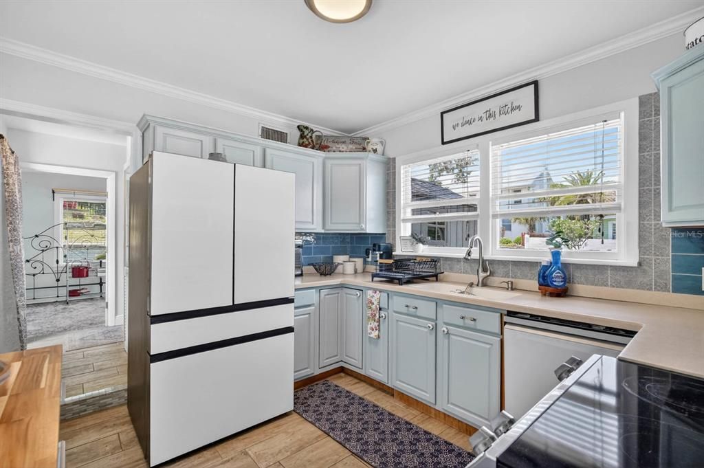 For Sale: $380,000 (4 beds, 2 baths, 1709 Square Feet)