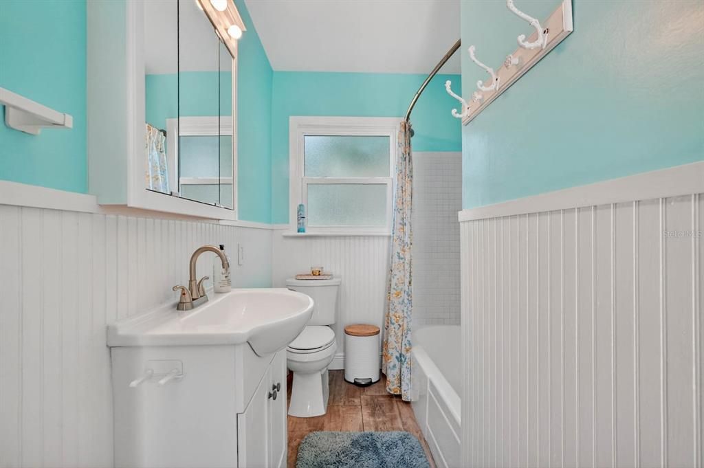 For Sale: $380,000 (4 beds, 2 baths, 1709 Square Feet)