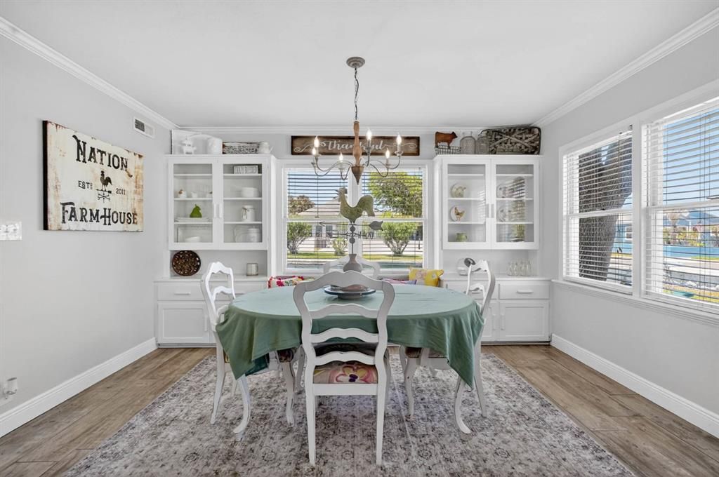 For Sale: $380,000 (4 beds, 2 baths, 1709 Square Feet)
