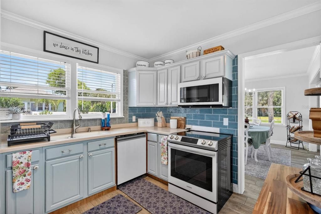 For Sale: $380,000 (4 beds, 2 baths, 1709 Square Feet)