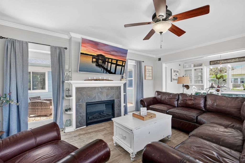 For Sale: $380,000 (4 beds, 2 baths, 1709 Square Feet)