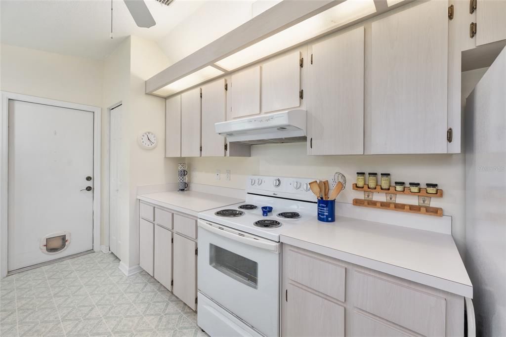 For Sale: $162,900 (2 beds, 2 baths, 1096 Square Feet)