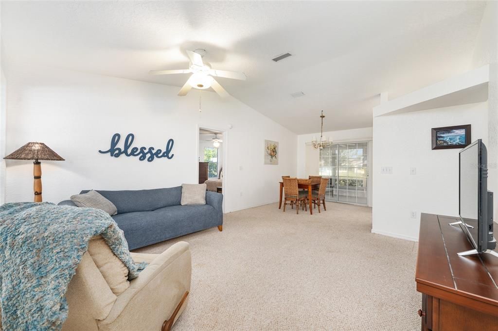 For Sale: $162,900 (2 beds, 2 baths, 1096 Square Feet)