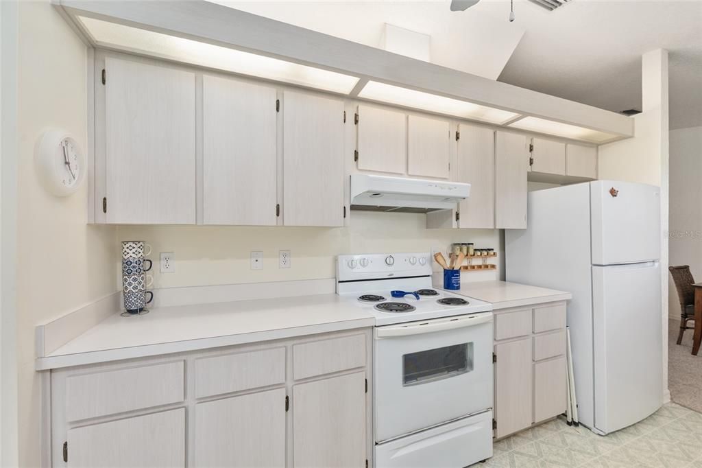 For Sale: $162,900 (2 beds, 2 baths, 1096 Square Feet)