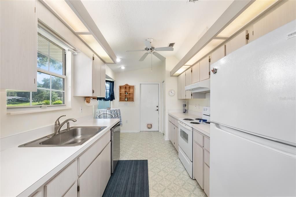 For Sale: $162,900 (2 beds, 2 baths, 1096 Square Feet)