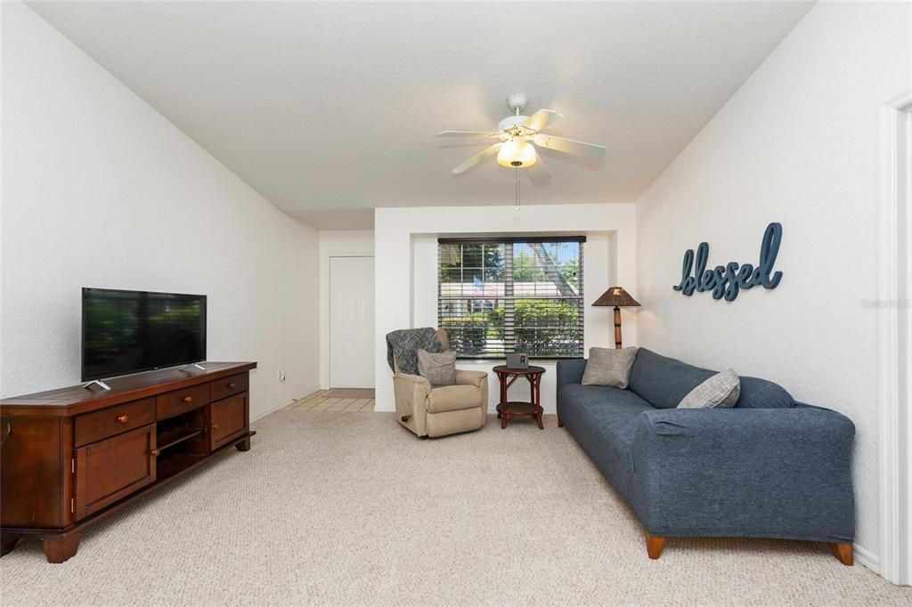 For Sale: $162,900 (2 beds, 2 baths, 1096 Square Feet)