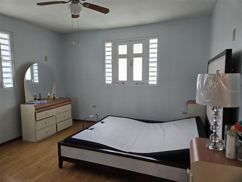 For Sale: $250,000 (4 beds, 3 baths, 1432 Square Feet)