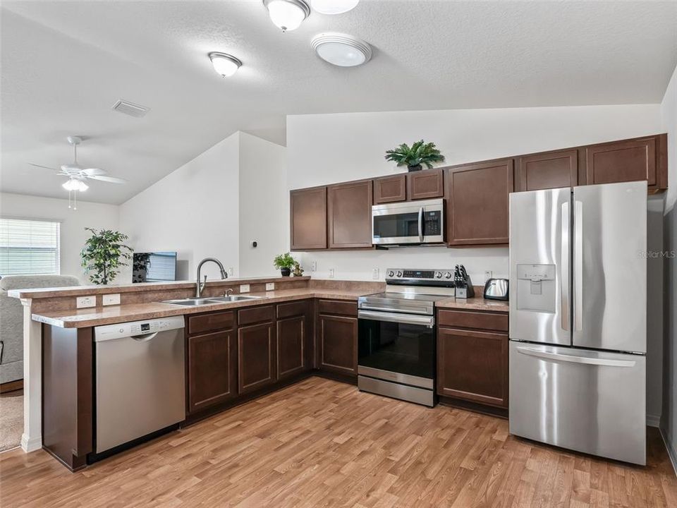 На продажу: $289,900 (2 спален, 2 ванн, 1156 Квадратных фут)