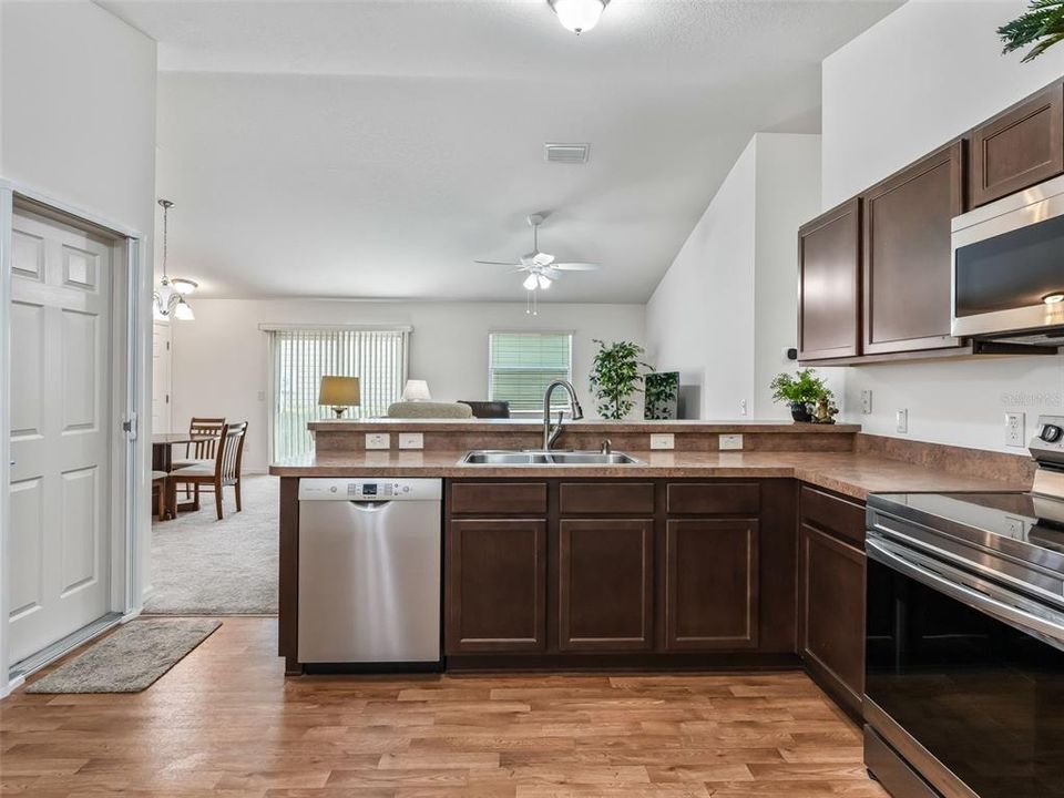 На продажу: $289,900 (2 спален, 2 ванн, 1156 Квадратных фут)