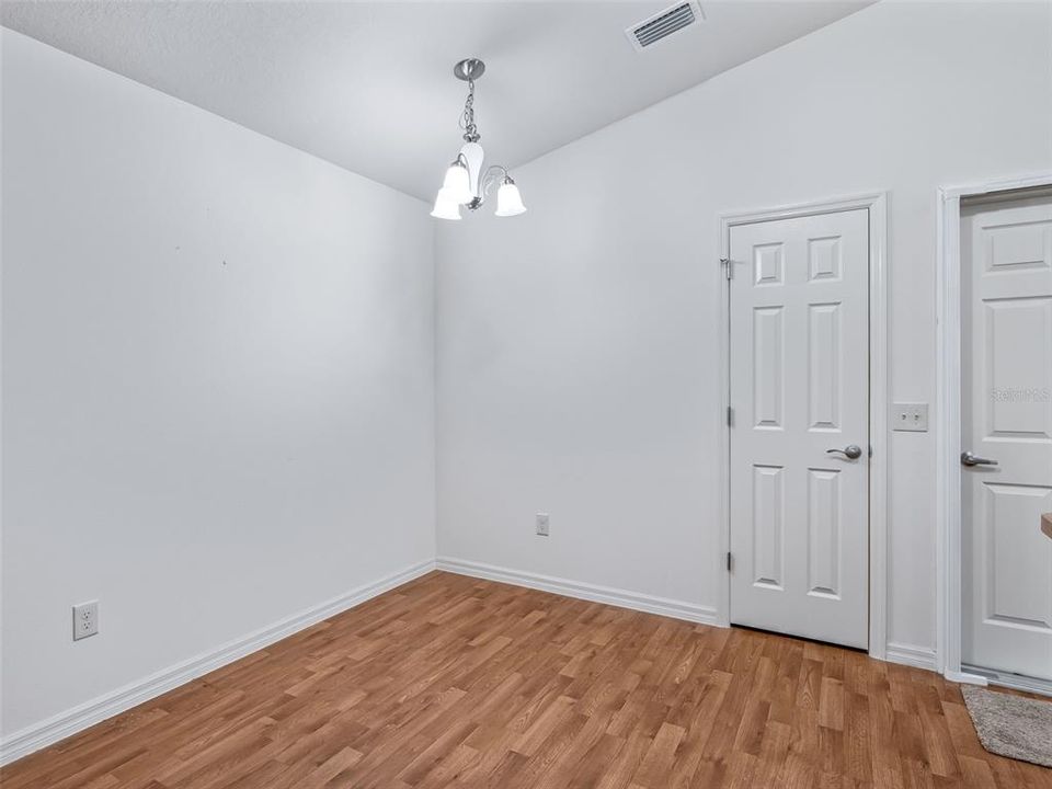 На продажу: $289,900 (2 спален, 2 ванн, 1156 Квадратных фут)