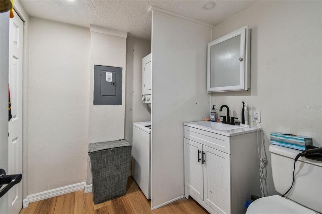 For Sale: $165,000 (2 beds, 1 baths, 813 Square Feet)