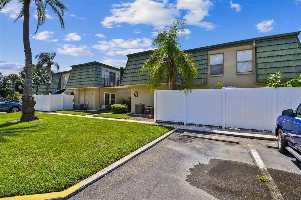 For Sale: $165,000 (2 beds, 1 baths, 813 Square Feet)