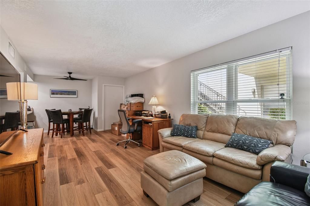 For Sale: $165,000 (2 beds, 1 baths, 813 Square Feet)