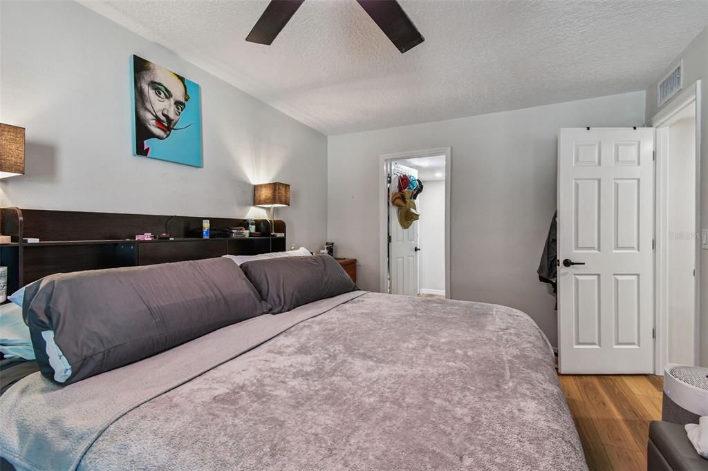 For Sale: $165,000 (2 beds, 1 baths, 813 Square Feet)