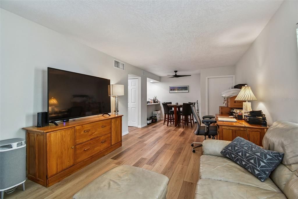 For Sale: $165,000 (2 beds, 1 baths, 813 Square Feet)
