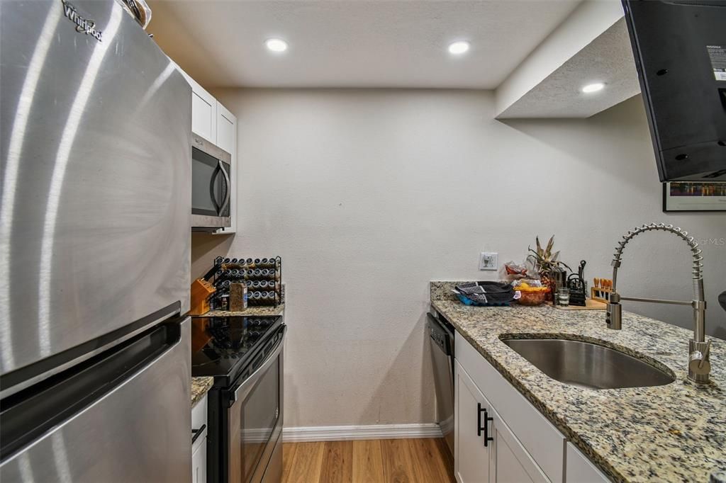For Sale: $165,000 (2 beds, 1 baths, 813 Square Feet)