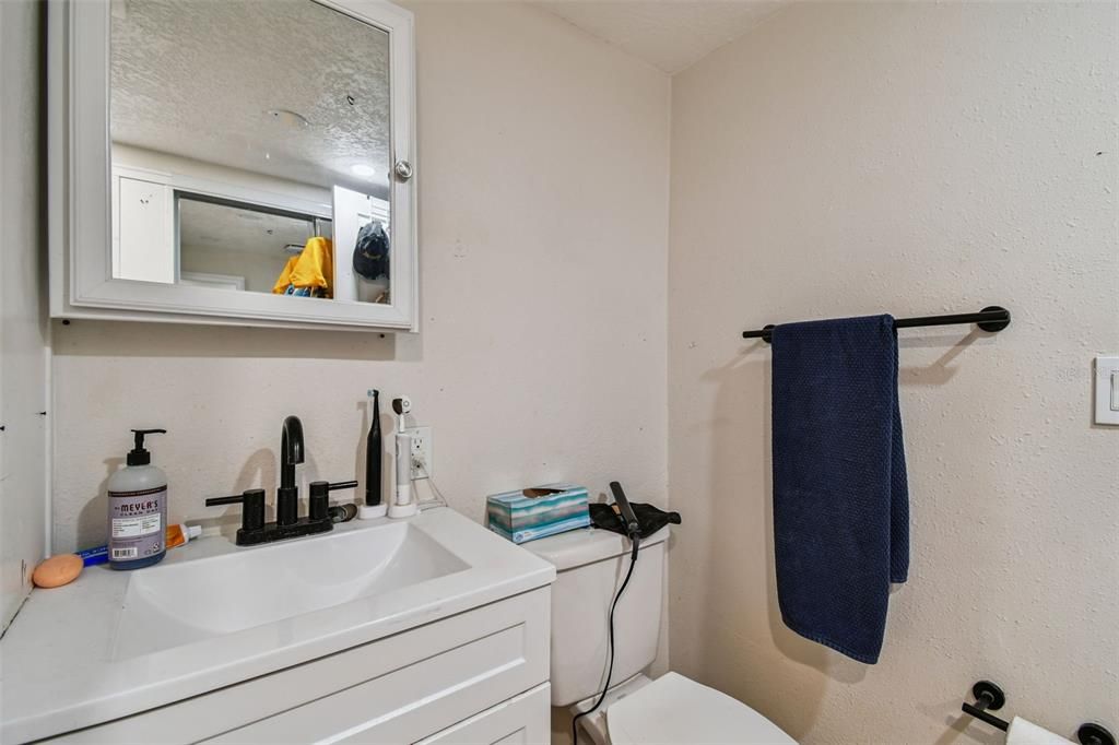 For Sale: $165,000 (2 beds, 1 baths, 813 Square Feet)