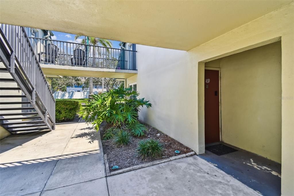 For Sale: $165,000 (2 beds, 1 baths, 813 Square Feet)