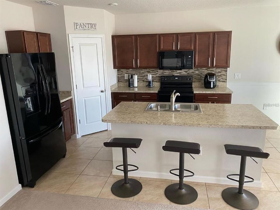 For Sale: $301,000 (3 beds, 2 baths, 1450 Square Feet)