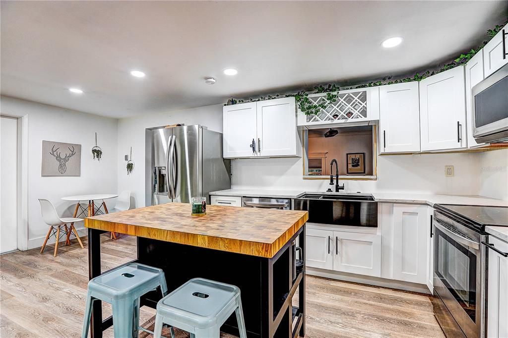 For Sale: $299,900 (3 beds, 1 baths, 1189 Square Feet)