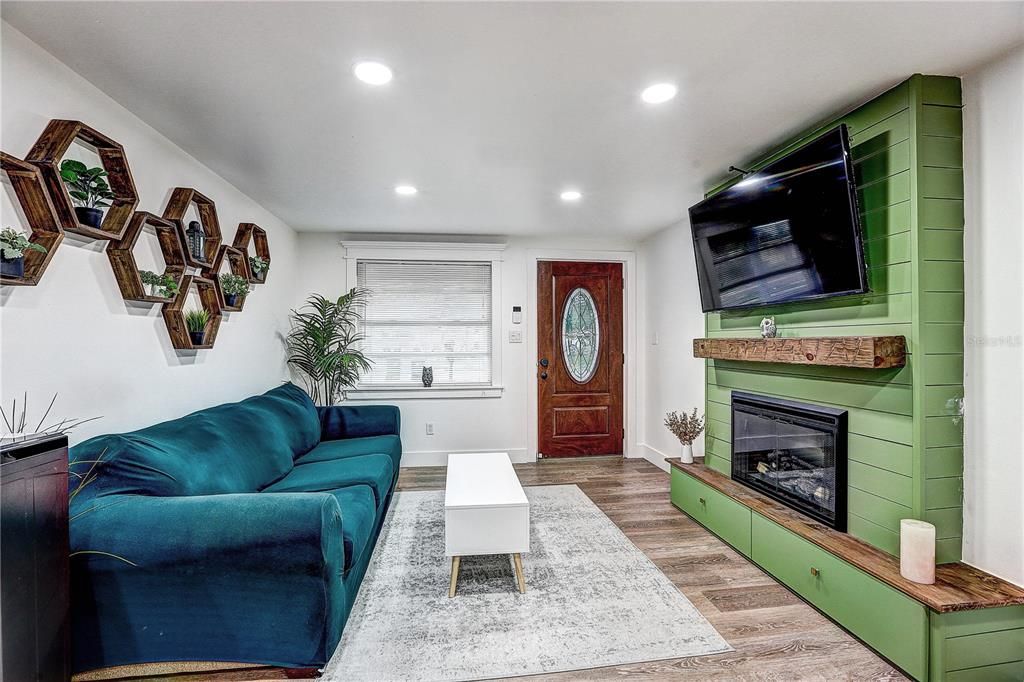 For Sale: $299,900 (3 beds, 1 baths, 1189 Square Feet)
