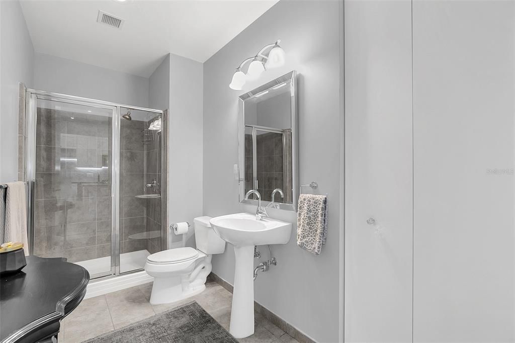 For Rent: $3,400 (2 beds, 2 baths, 1237 Square Feet)