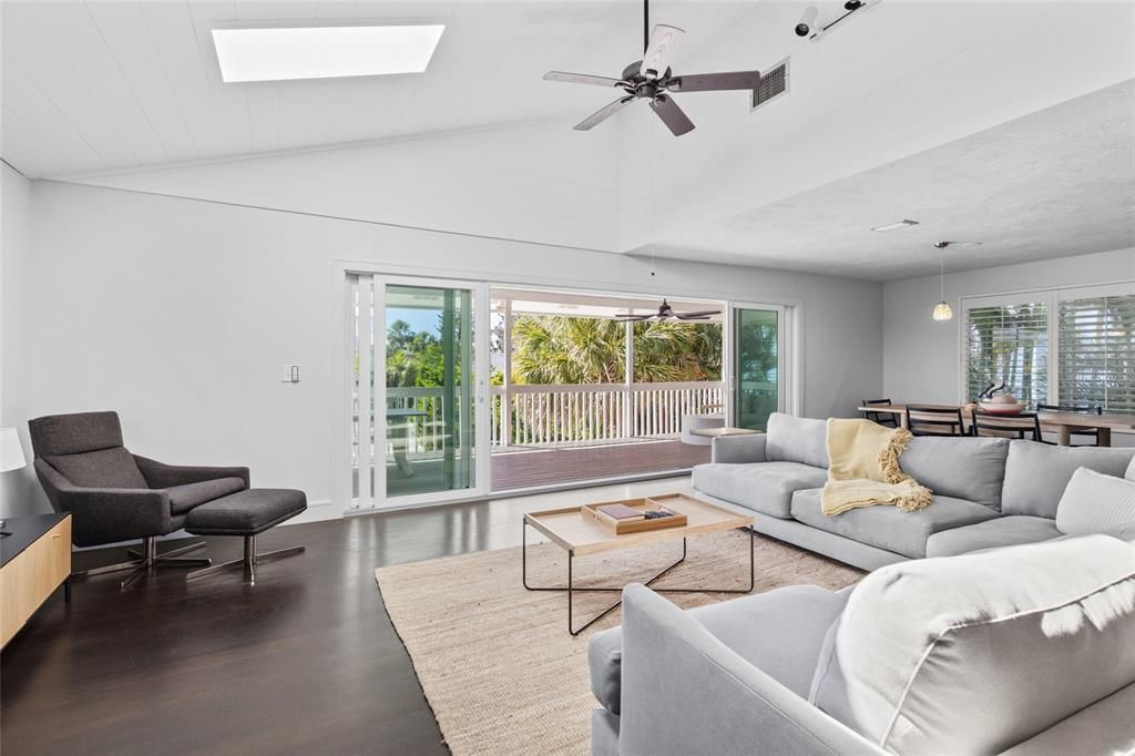 For Sale: $2,175,000 (3 beds, 2 baths, 1428 Square Feet)