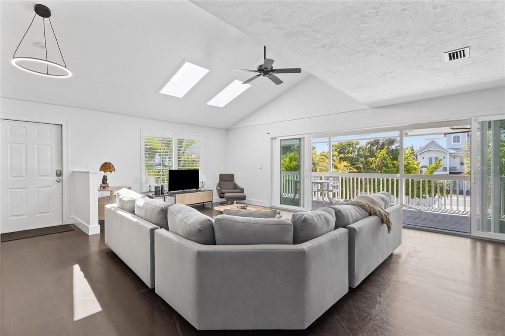 For Sale: $2,175,000 (3 beds, 2 baths, 1428 Square Feet)