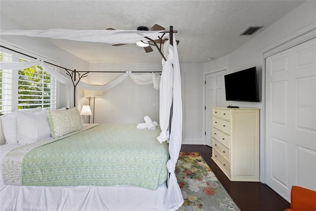 For Sale: $2,175,000 (3 beds, 2 baths, 1428 Square Feet)