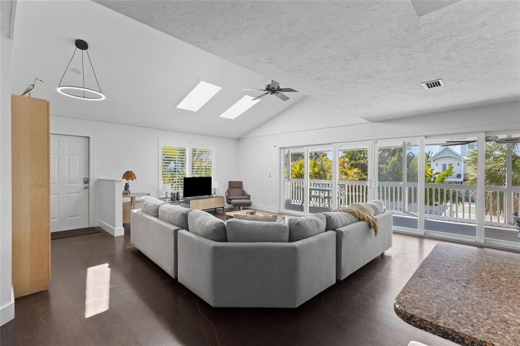 For Sale: $2,175,000 (3 beds, 2 baths, 1428 Square Feet)