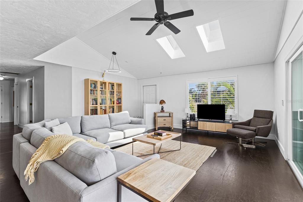 For Sale: $2,175,000 (3 beds, 2 baths, 1428 Square Feet)