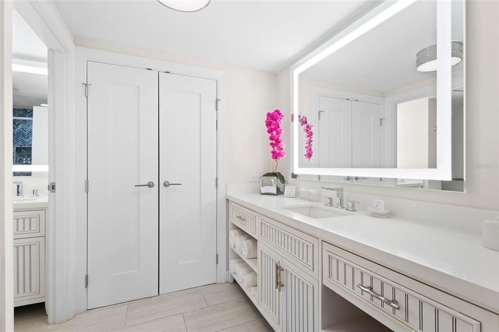 For Sale: $1,025,000 (1 beds, 1 baths, 640 Square Feet)