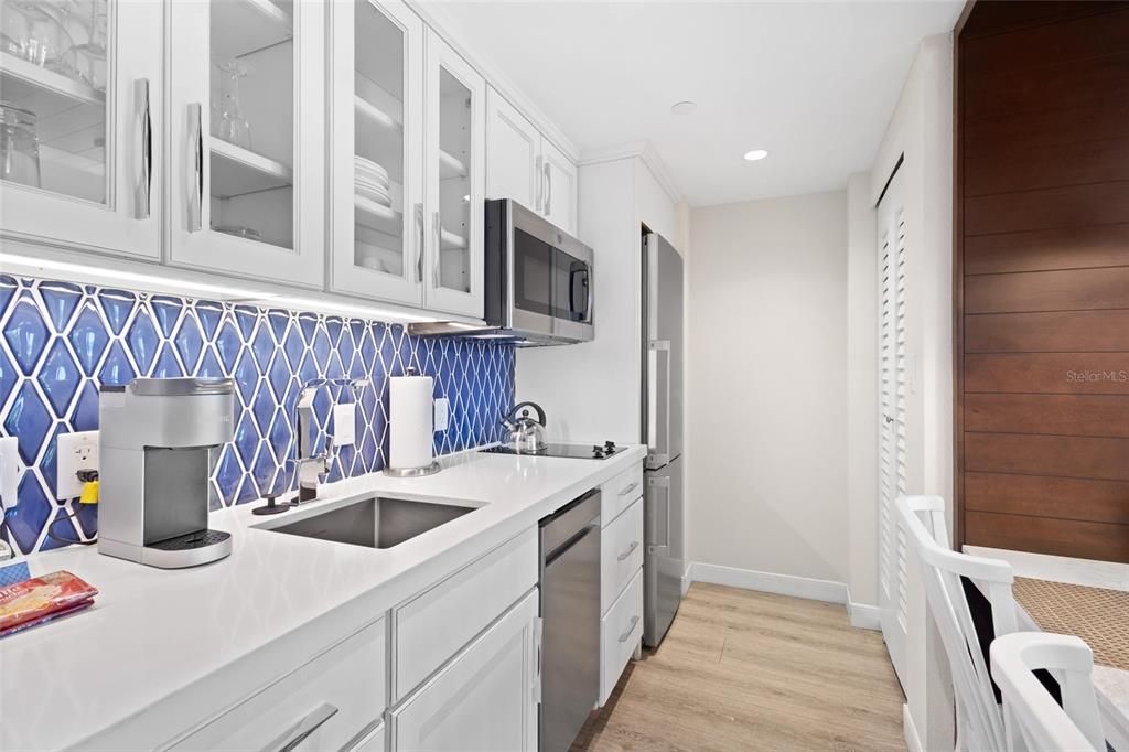For Sale: $1,025,000 (1 beds, 1 baths, 640 Square Feet)