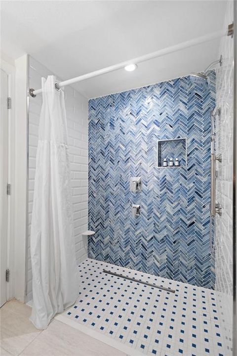 For Sale: $1,025,000 (1 beds, 1 baths, 640 Square Feet)