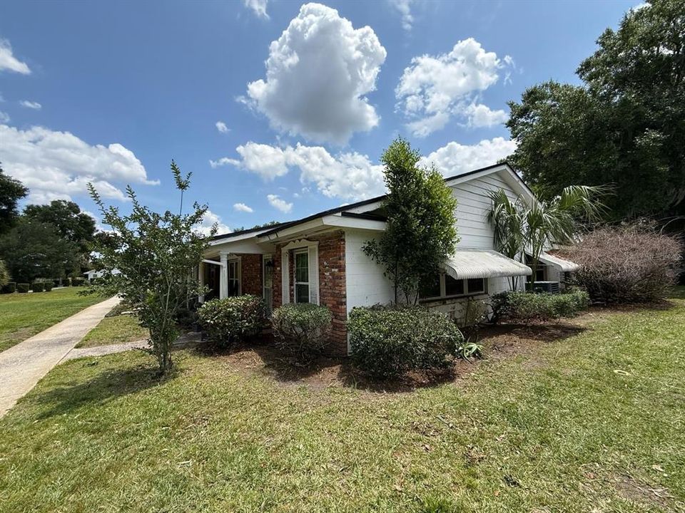 For Sale: $220,000 (2 beds, 2 baths, 1181 Square Feet)
