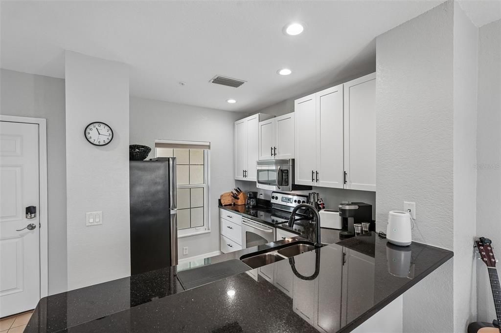 Active With Contract: $199,000 (2 beds, 2 baths, 903 Square Feet)
