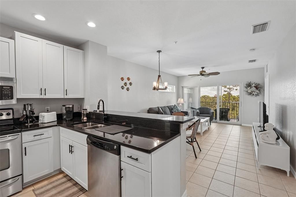 Active With Contract: $199,000 (2 beds, 2 baths, 903 Square Feet)